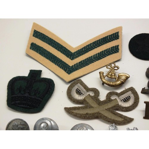 263 - BAG OF MILITARY BADGES INCLUDING CLOTH