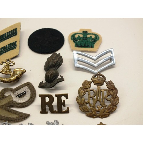 263 - BAG OF MILITARY BADGES INCLUDING CLOTH