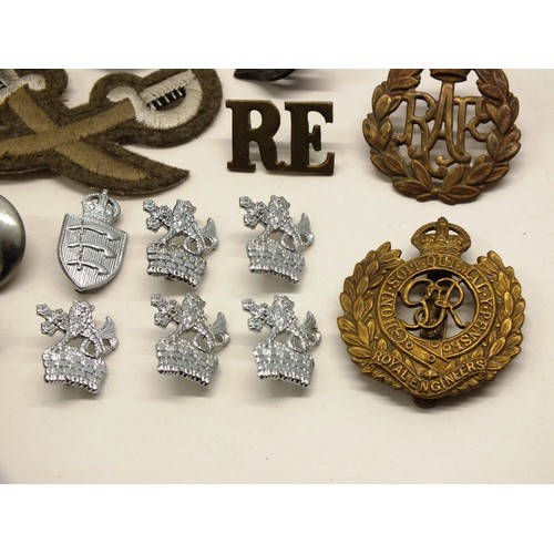 263 - BAG OF MILITARY BADGES INCLUDING CLOTH