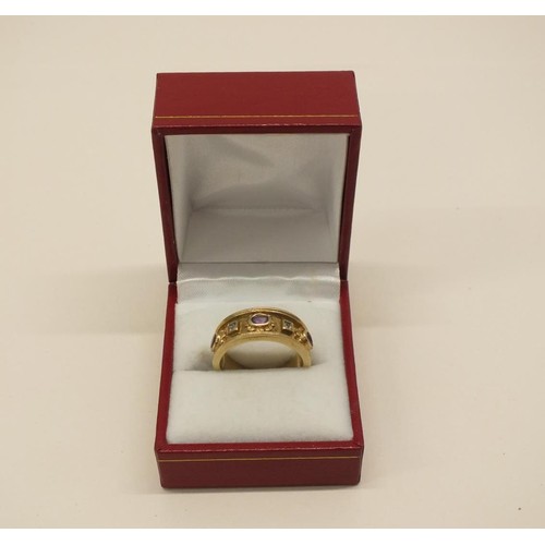 226 - 9ct GOLD RING 