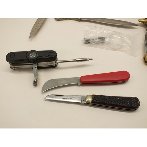 298 - COLLECTION OF POCKET KNIVES, ORNAMENTAL DAGGERS ETC INCLUDES FRANKLIN MINT, HOOF HANDLED and LAMBS F... 