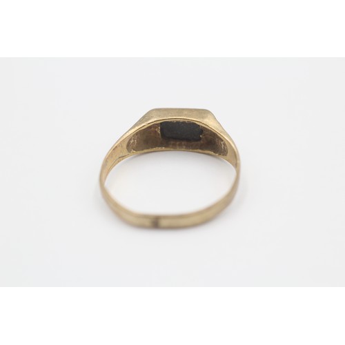 402 - 9ct gold onyx signet ring (1.4g) SIZE K