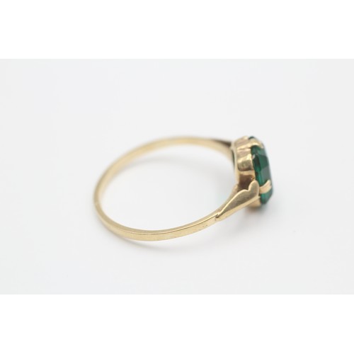 411 - 9ct gold green paste solitaire ring (2.1g) SIZE V