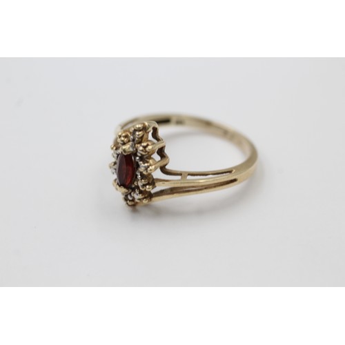 414 - 9ct gold diamond & garnet crossover ring (2.3g) SIZE M