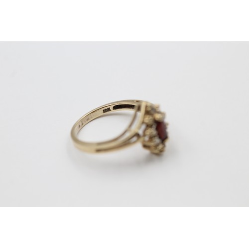 414 - 9ct gold diamond & garnet crossover ring (2.3g) SIZE M