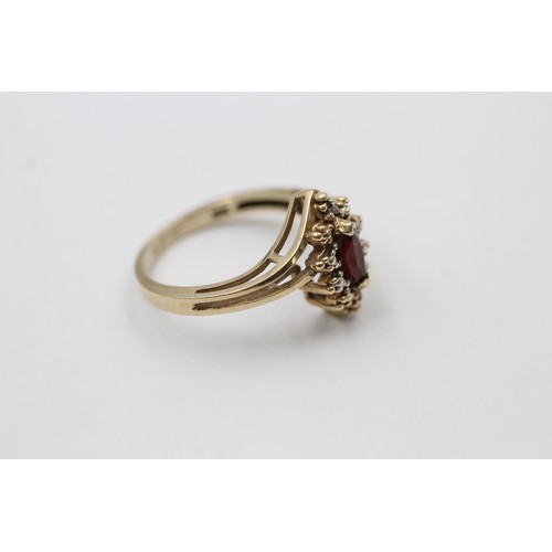 414 - 9ct gold diamond & garnet crossover ring (2.3g) SIZE M