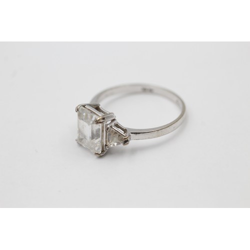 419 - 9ct white gold clear gemstone trilogy ring (2.6g) SIZE P