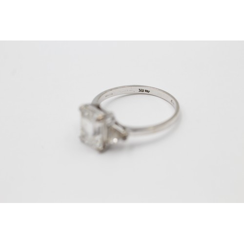 419 - 9ct white gold clear gemstone trilogy ring (2.6g) SIZE P