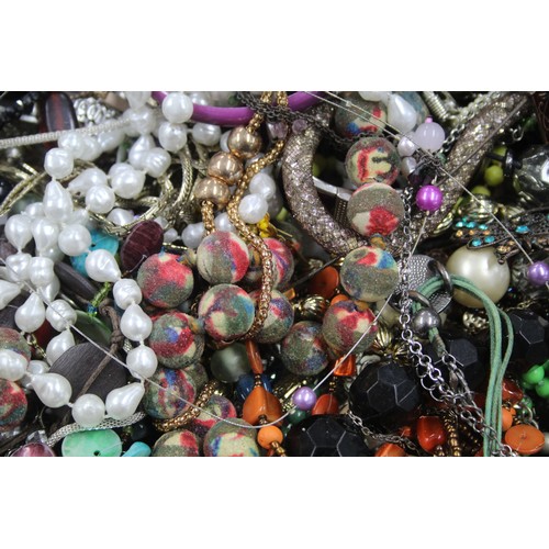 442 - 10kg UNSORTED COSTUME JEWELLERY inc. Bangles, Necklaces, Rings, Earrings.