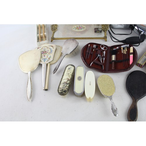 444 - 25 x Assorted Vintage LADIES VANITY Inc Ivorene Hand Fan, Manicure Sets Etc