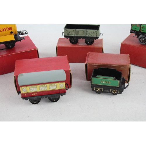 452 - 5 x Vintage O Gauge HORNBY Tinplate Clockwork Loco & Tender, Coach, Etc