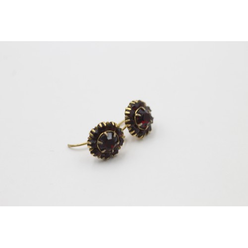 467 - 9ct gold bohemian garnet cluster earrings (1.3g)