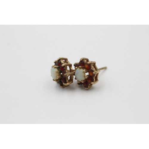 475 - 9ct gold opal & garnet cluster stud earrings (1.9g)