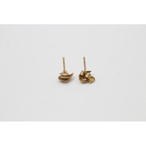 483 - 9ct gold duckling stud earrings (0.2g)