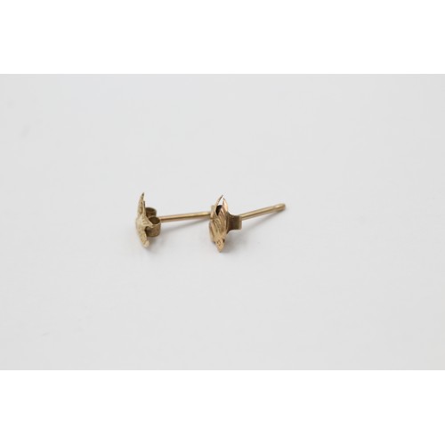 491 - 9ct gold swallow stud earrings (0.2g)