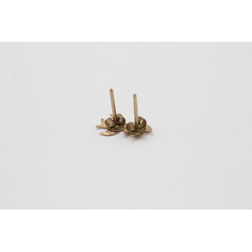 491 - 9ct gold swallow stud earrings (0.2g)