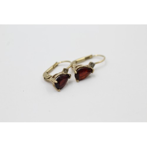 539 - 9ct gold garnet & diamond earrings (1.5g)