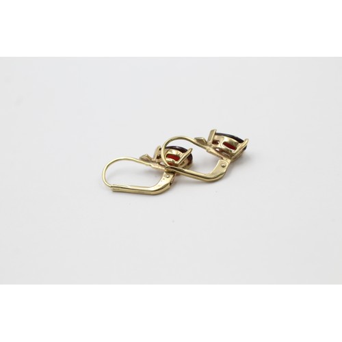 539 - 9ct gold garnet & diamond earrings (1.5g)