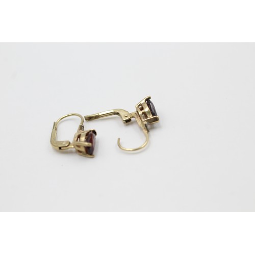 539 - 9ct gold garnet & diamond earrings (1.5g)