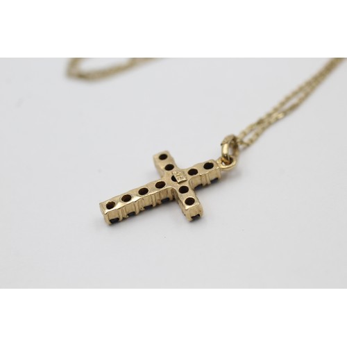 547 - 9ct gold sapphire set cross pendant necklace (2.3g)