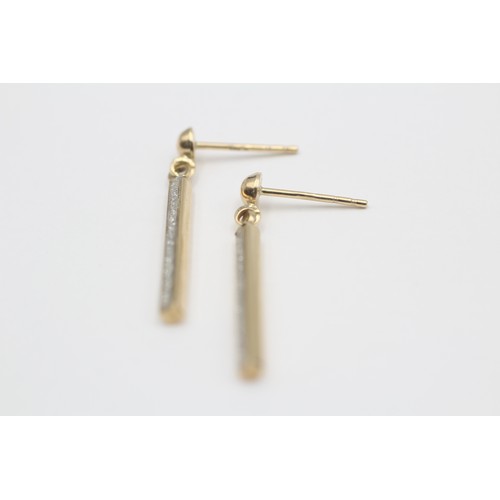 555 - 9ct gold diamond bar drop earrings (0.9g)