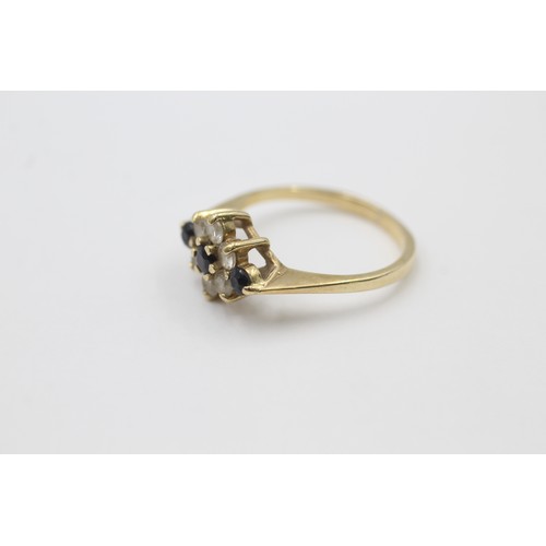 559 - 9ct gold sapphire & clear gemstone floral cluster ring (2g) SIZE L