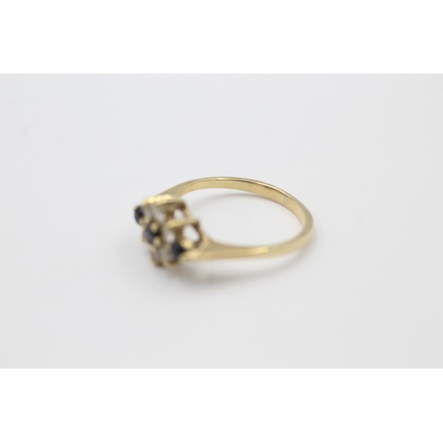 559 - 9ct gold sapphire & clear gemstone floral cluster ring (2g) SIZE L