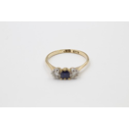 571 - 9ct gold diamond & sapphire three stone ring (2.2g) SIZE O