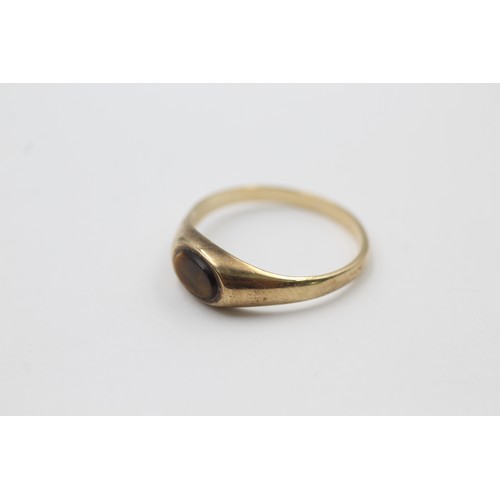 579 - 9ct gold tiger's eye signet ring (1.8g) SIZE N