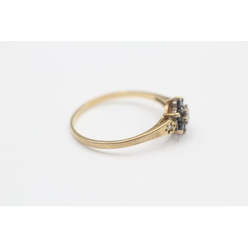 583 - 9ct gold diamond & sapphire floral cluster ring (1.4g) SIZE Q