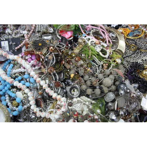 586 - 10kg UNSORTED COSTUME JEWELLERY inc. Bangles, Necklaces, Rings, Earrings.