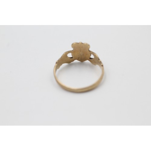 587 - 9ct gold claddagh ring (1.2g) SIZE I