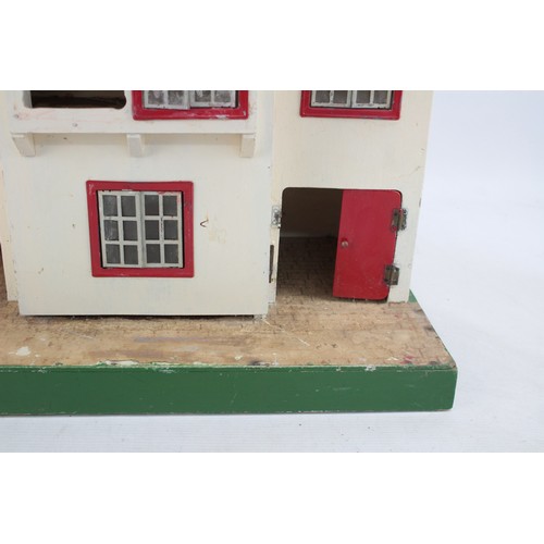 588 - Vintage Triang DOLL HOUSE