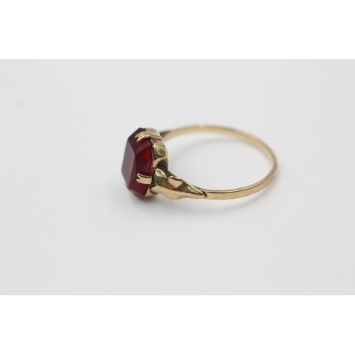 595 - 9ct gold red paste solitaire ring (1.7g) SIZE O