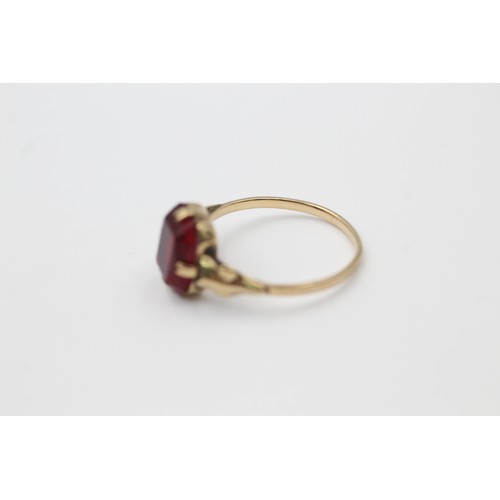 595 - 9ct gold red paste solitaire ring (1.7g) SIZE O