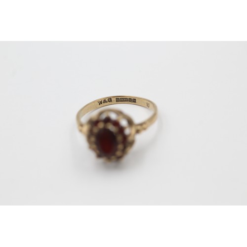 611 - 9ct gold garnet halo ring (2.4g) SIZE M