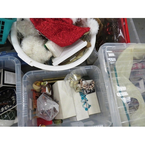 167 - JOB LOT OF MISCELLANEOUS ITEMS INCLUDES TRAYS, CERAMICS, GLASSWARE ETC