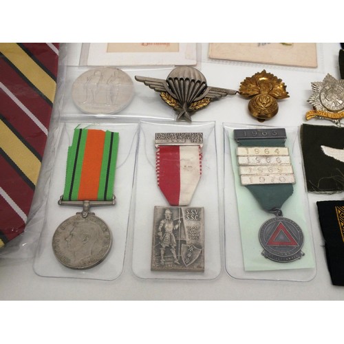 1 - MISCELLANEOUS LOT INCLUDING MILITARY TIE, SOME MEDALS/BADGES ETC