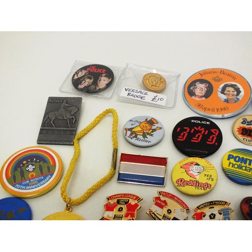 11 - 30 x VARIOUS BADGES INCLUDING BUTLINS, FOOTBALL, VERSACE ETC