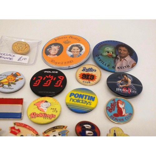 11 - 30 x VARIOUS BADGES INCLUDING BUTLINS, FOOTBALL, VERSACE ETC