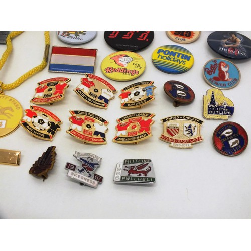 11 - 30 x VARIOUS BADGES INCLUDING BUTLINS, FOOTBALL, VERSACE ETC