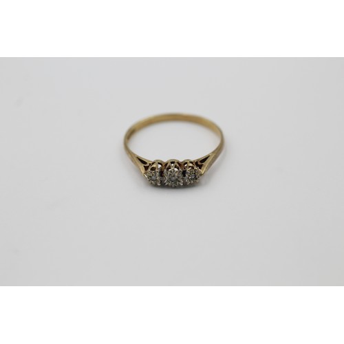 296 - 9ct gold vintage diamond trilogy ring (1.3g) SIZE O