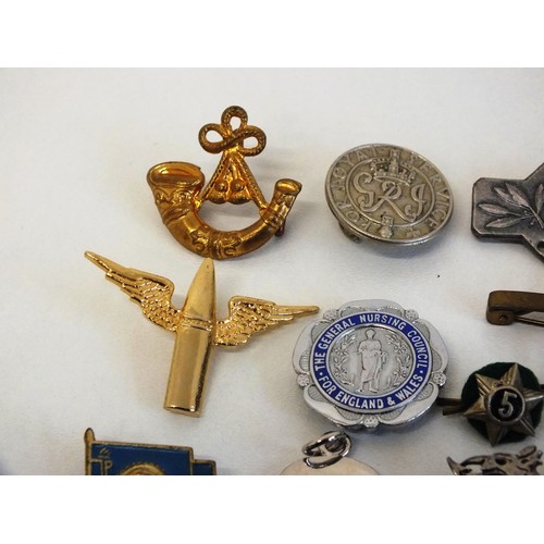 252 - COLLECTION OF VINTAGE BADGES, BROOCHES INCLUDES MILITARY, AUTOMOBILIA ETC