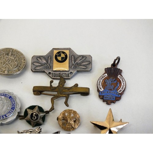 252 - COLLECTION OF VINTAGE BADGES, BROOCHES INCLUDES MILITARY, AUTOMOBILIA ETC