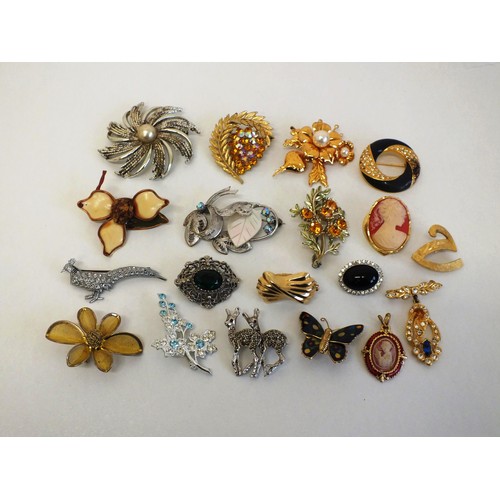 254 - COLLECTION OF VINTAGE BROOCHES, SCARF CLIPS & PENDANTS INCLUDES SIGNED SARAH COVENTRY, NAPIER, MARCA... 