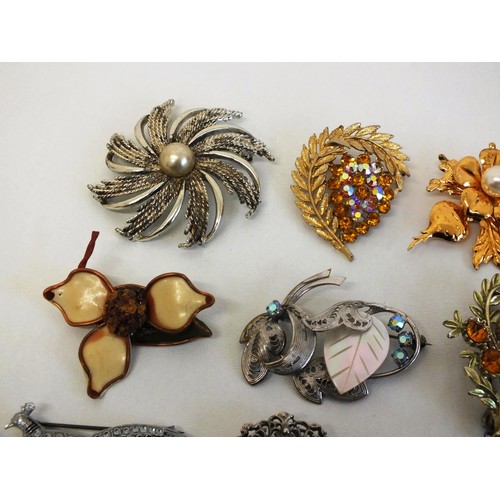 254 - COLLECTION OF VINTAGE BROOCHES, SCARF CLIPS & PENDANTS INCLUDES SIGNED SARAH COVENTRY, NAPIER, MARCA... 