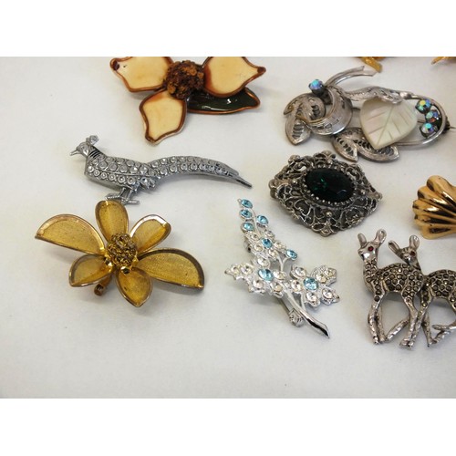 254 - COLLECTION OF VINTAGE BROOCHES, SCARF CLIPS & PENDANTS INCLUDES SIGNED SARAH COVENTRY, NAPIER, MARCA... 