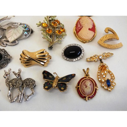 254 - COLLECTION OF VINTAGE BROOCHES, SCARF CLIPS & PENDANTS INCLUDES SIGNED SARAH COVENTRY, NAPIER, MARCA... 