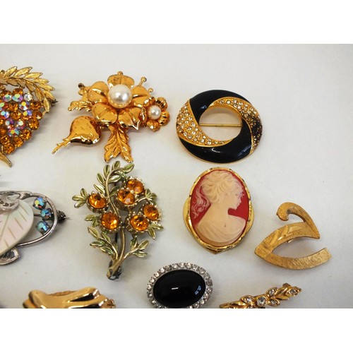 254 - COLLECTION OF VINTAGE BROOCHES, SCARF CLIPS & PENDANTS INCLUDES SIGNED SARAH COVENTRY, NAPIER, MARCA... 