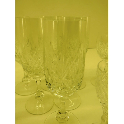 399 - CRYSTAL SELECTION WINE GLASSES, FLUTES AND OTHERS - 25 IN TOTAL